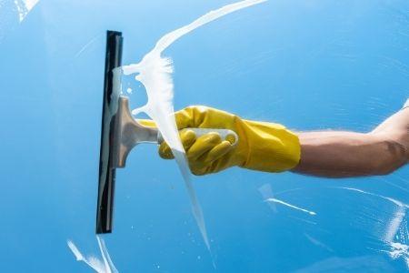 4 greseli de evitat atunci cand curatam geamurile