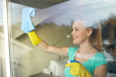 Sfaturi utile pentru o curatare eficienta a geamurilor