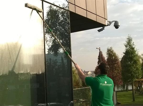 Cleaning windows and facades